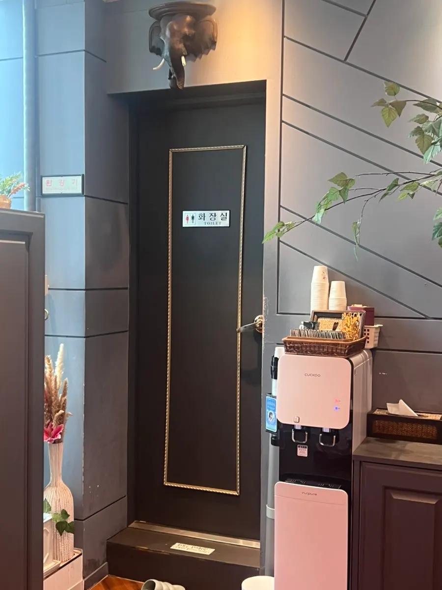 Showers and powder room at Puan Massage Cheonan Dujeong Branch