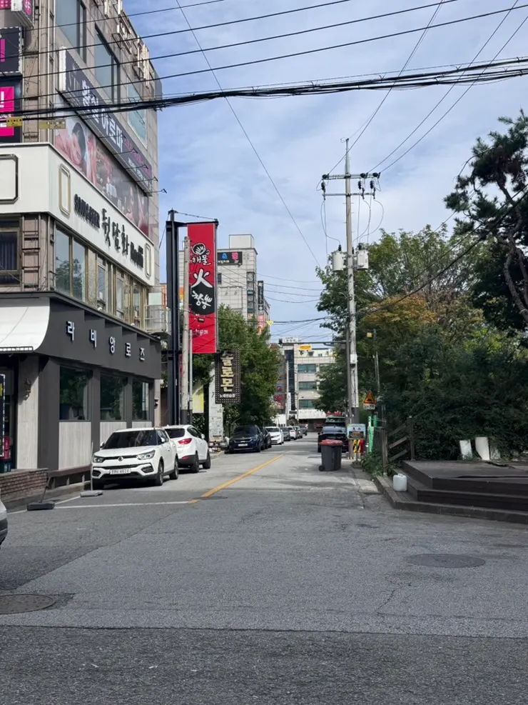 Entrance to the Puan Massage building inside the Dujeong-dong food alley
