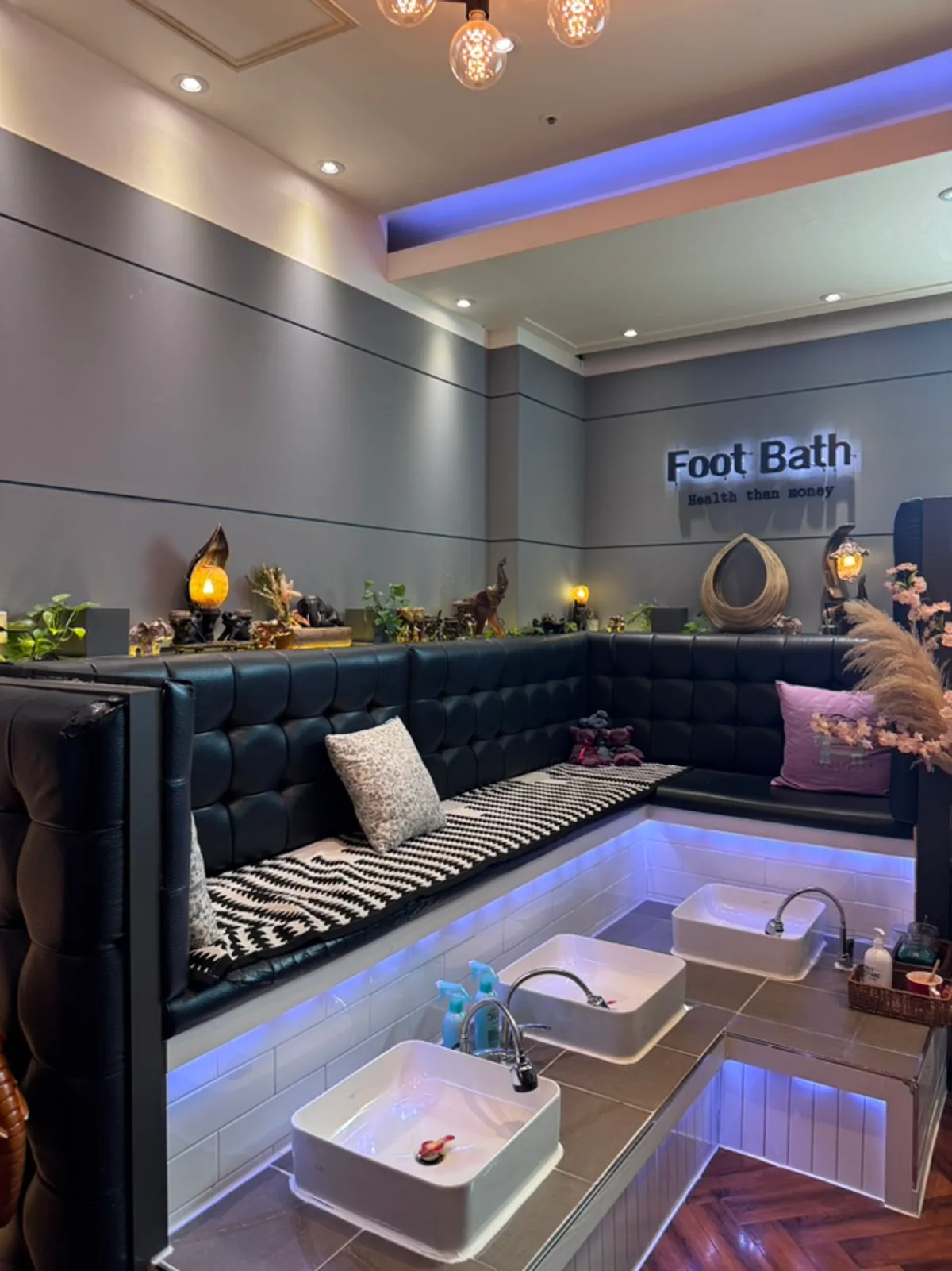 Interior of Puan Massage Cheonan Dujeong Branch on the 4th floor