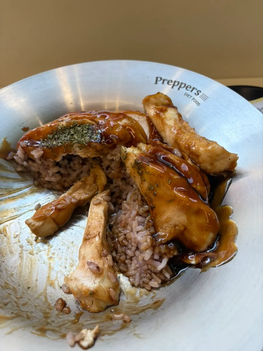 1인석 테이블에 놓인 두 메뉴