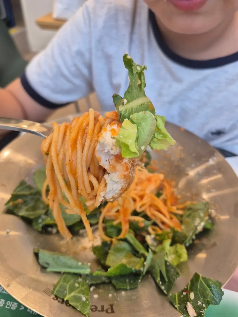 フォークで麺を巻き上げたチキンロゼサラダパスタ