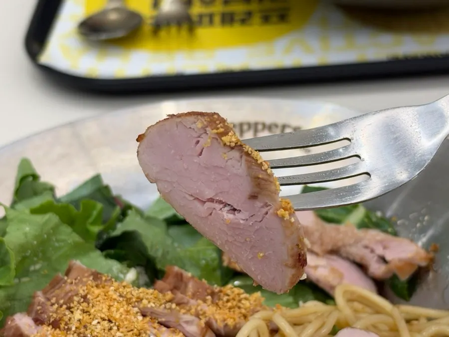 돼지 안심이 올라간 포크 샐러드 파스타