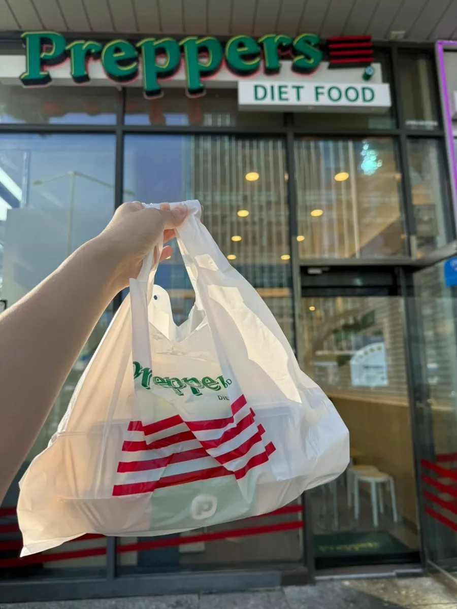 프레퍼스 용산점 매장 입구와 메뉴판
