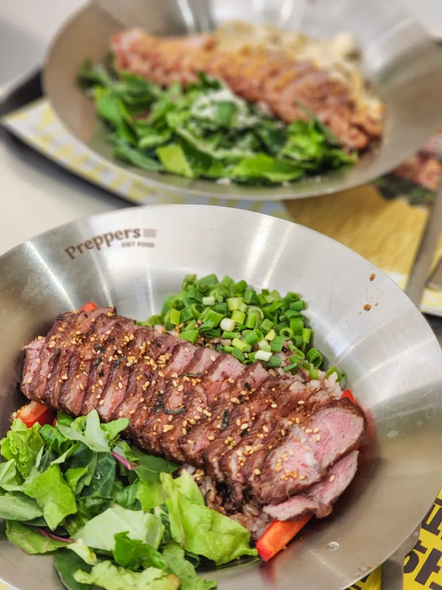 비프 와사비 덮밥의 고기와 채소 구성