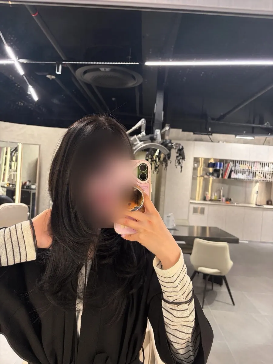 올리브빛 톤다운 염색 완성 모습