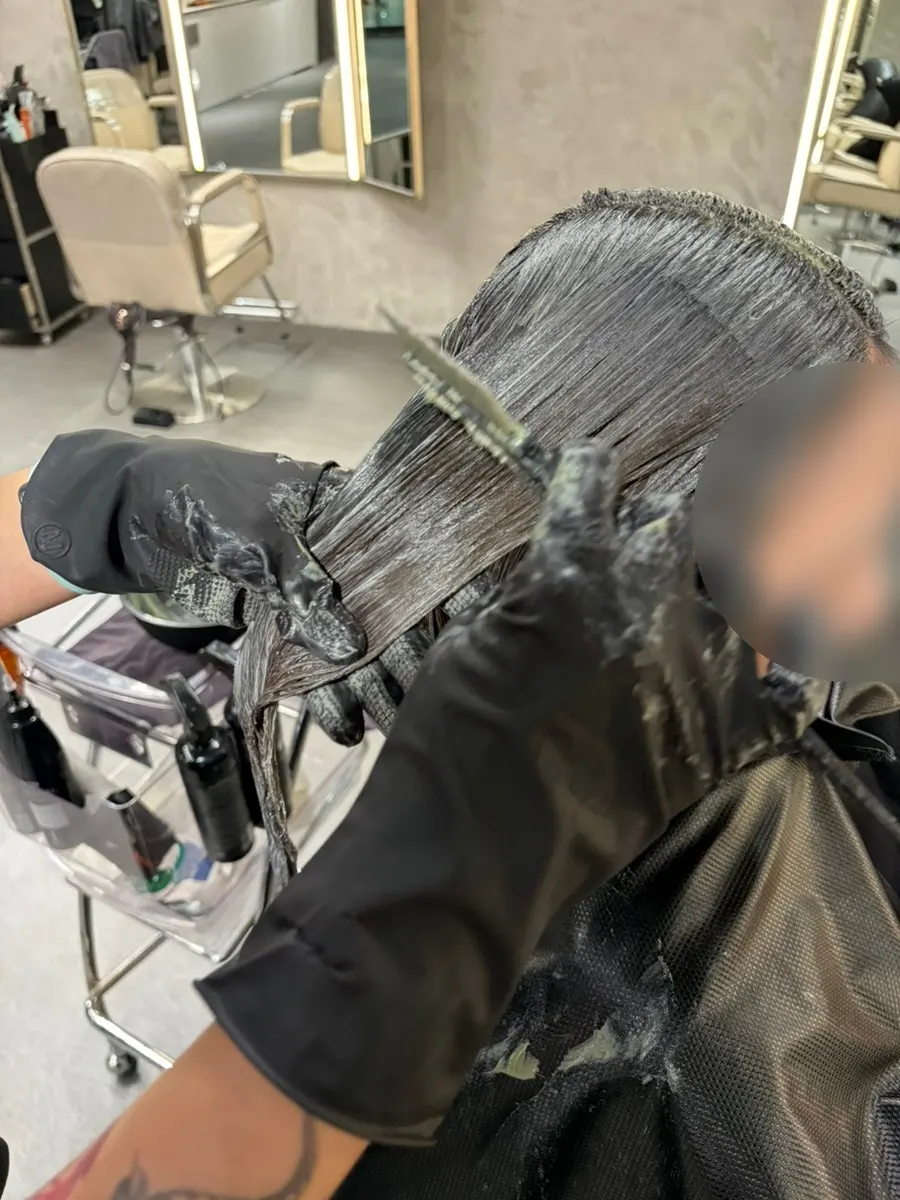 염색 전 뒷머리 모습