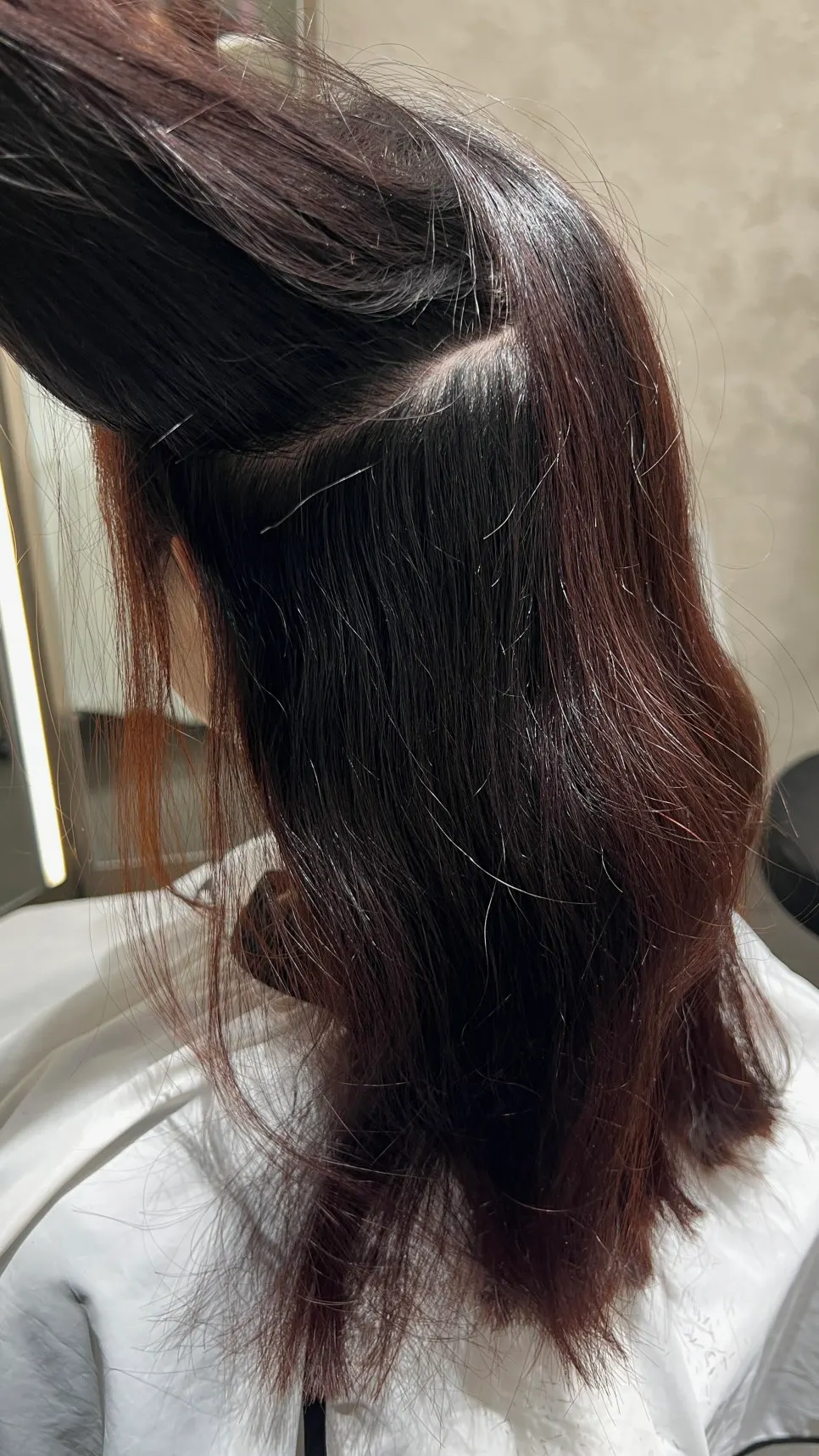 시술 전 길게 기른 손상된 긴 머리