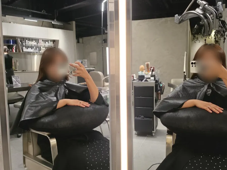 톤다운 염색 전 헤어 상담 장면