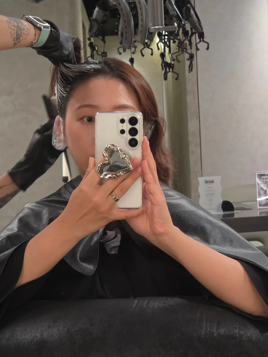 삼면 거울로 비친 염색 전 머리 상태
