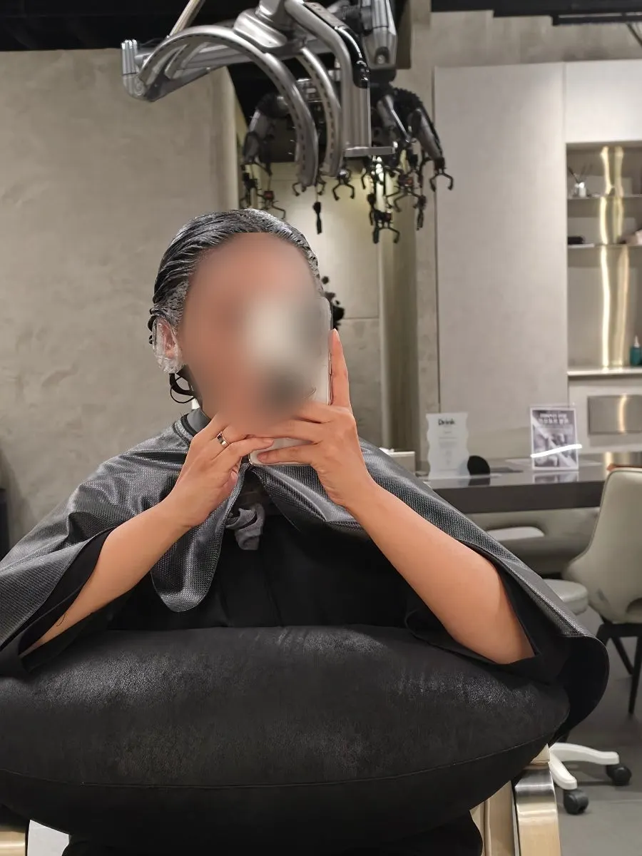 꼼꼼하게 진행되는 톤다운 염색 도포