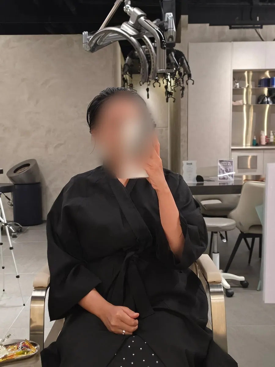 염색 후 드라이 마무리 중인 모습