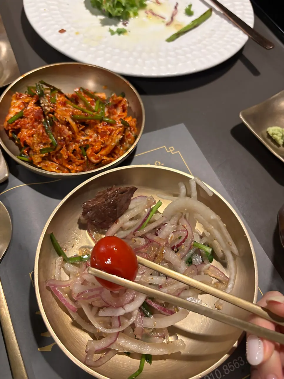 접시에 담긴 구운 소고기 한 점
