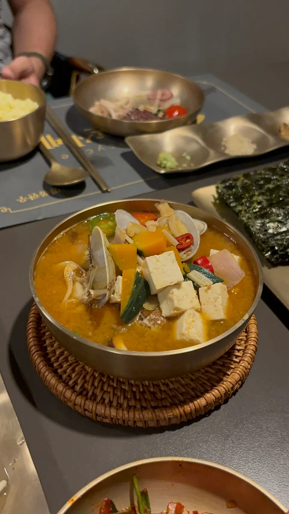 건더기 풍성한 해물된장찌개