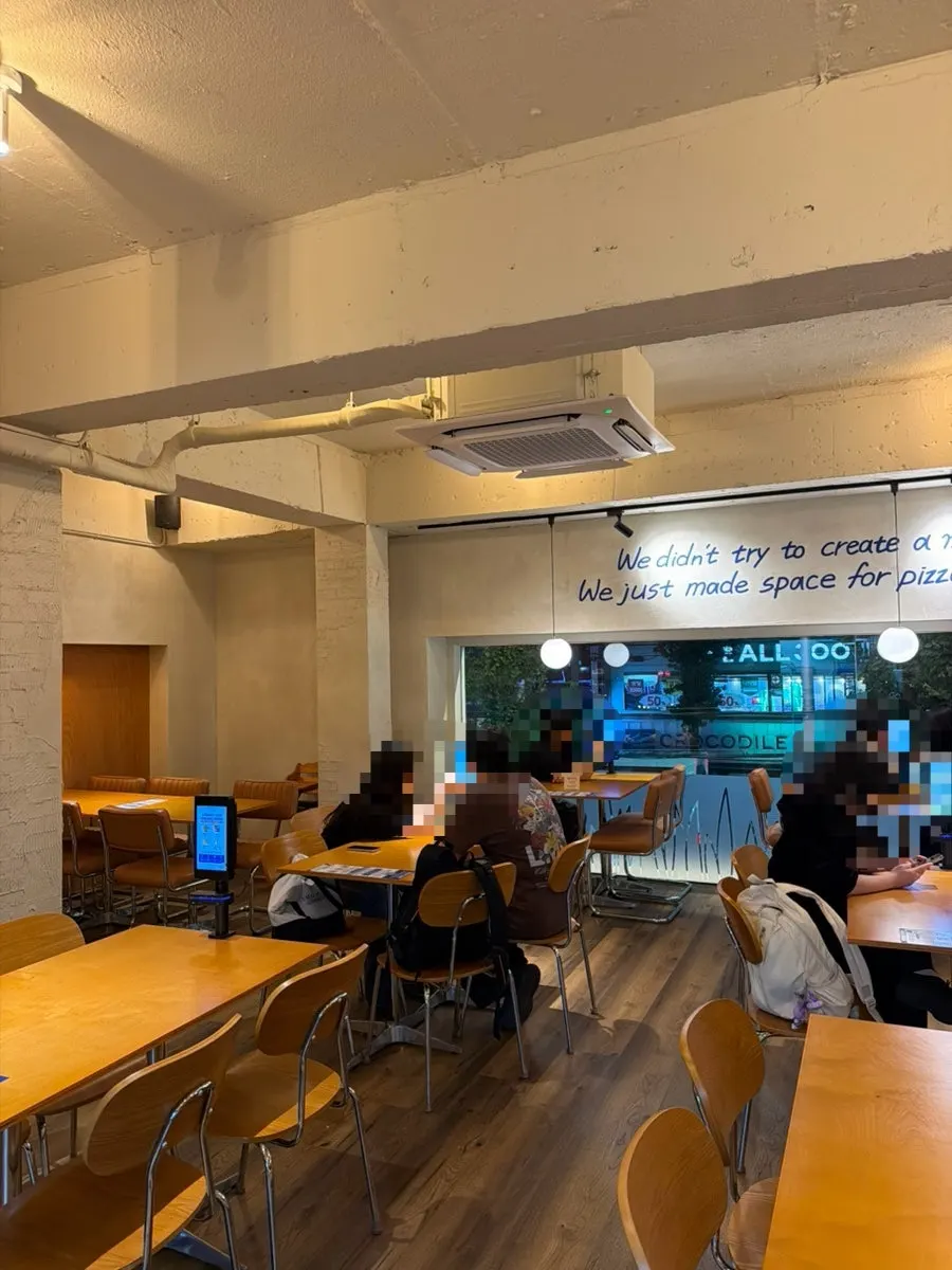 단체석이 있는 퍼그피자하우스 신림점 2층