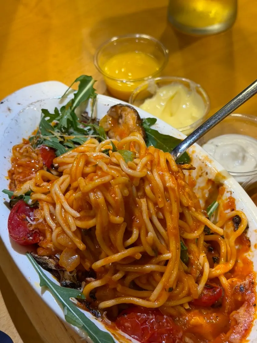 루꼴라 토마토 치즈파스타 한 접시