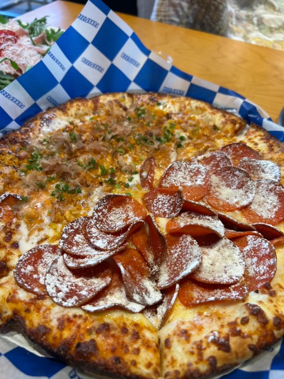 A whole pizza at Pug Pizza House Sillim Branch