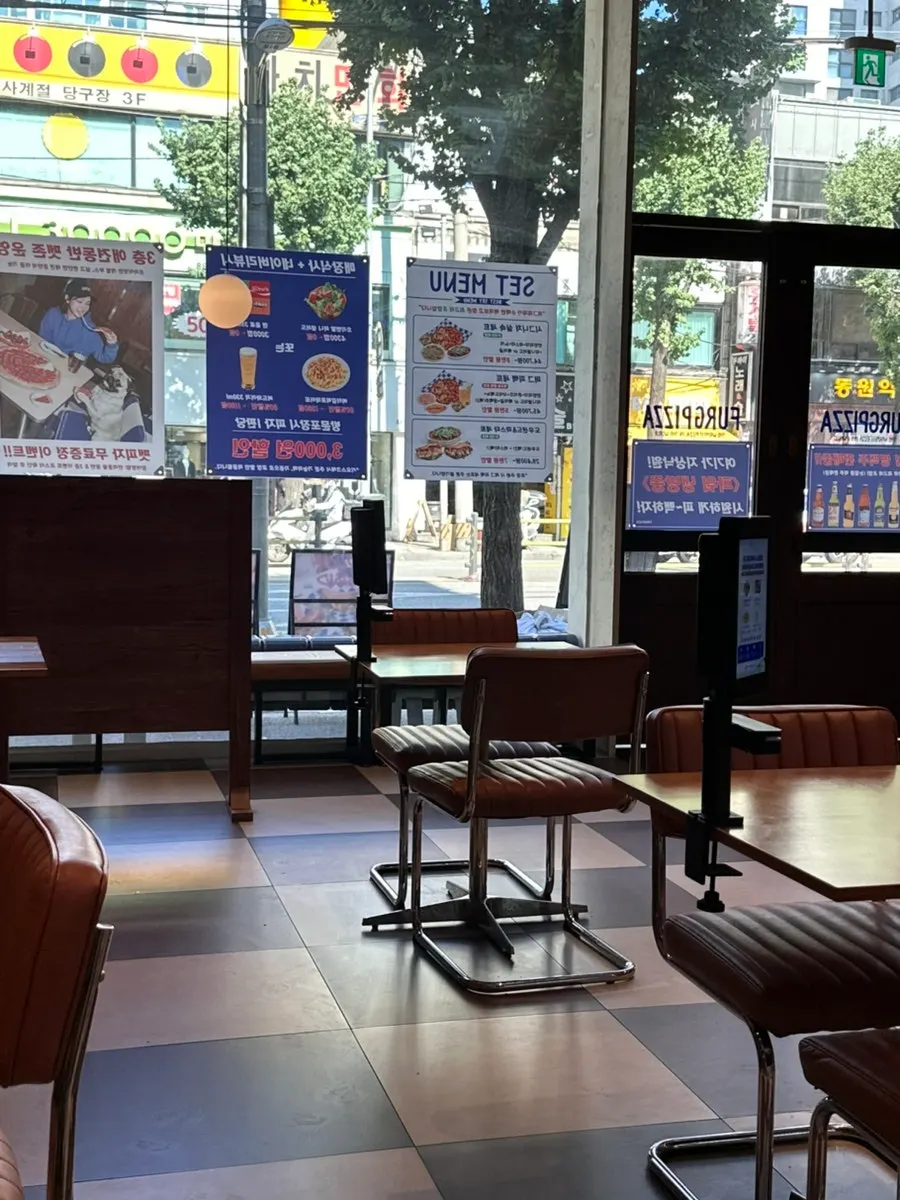 Interior of Pug Pizza House Sillim Branch