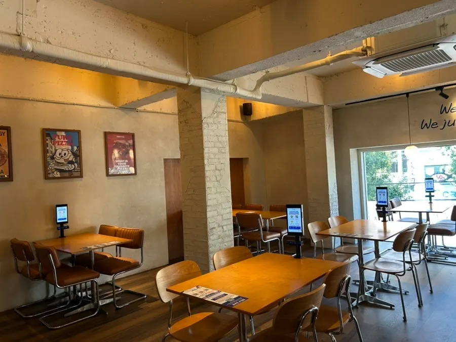 Open kitchen where the pizza is made