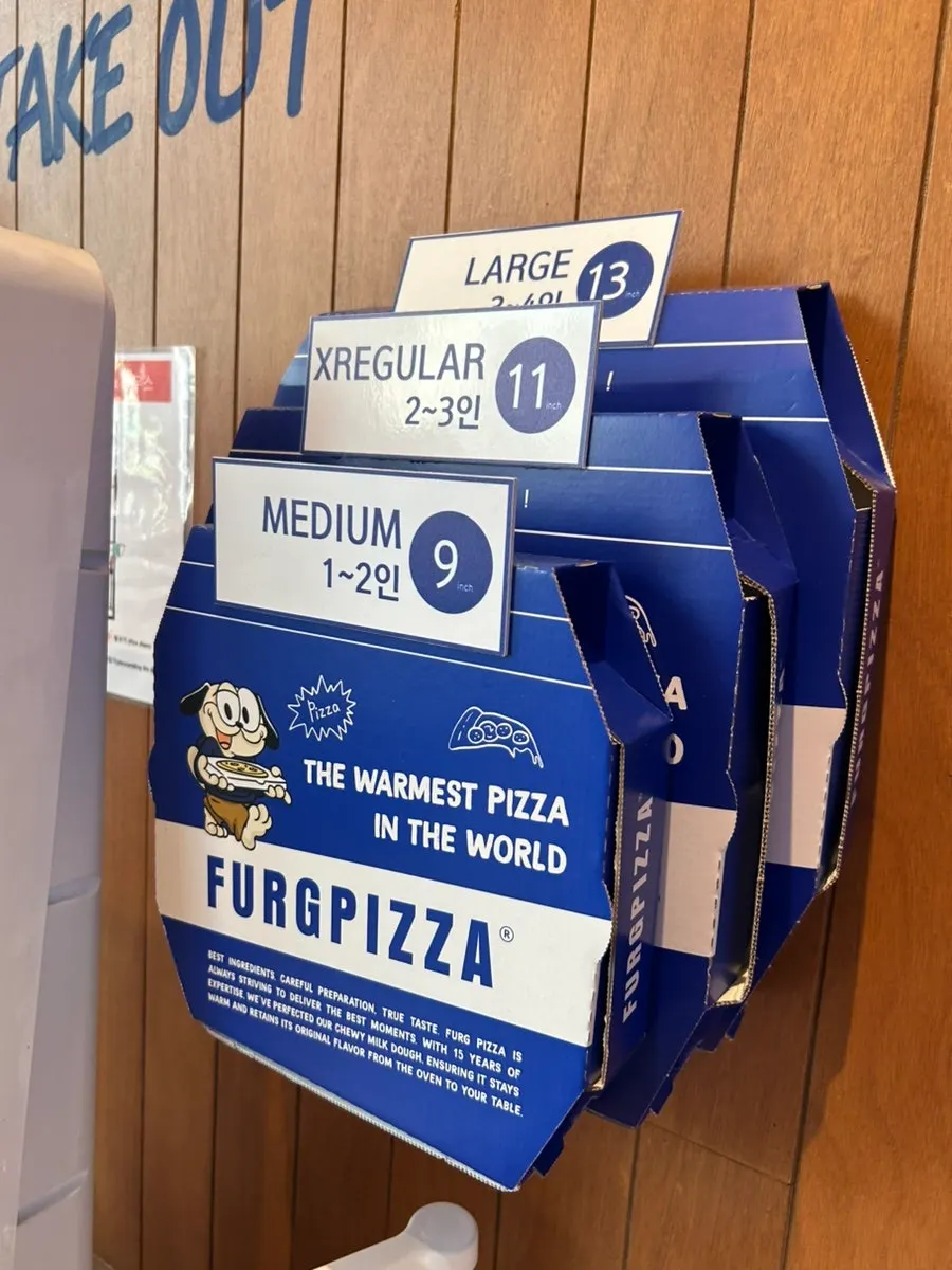 Plate with the remaining pizza slices