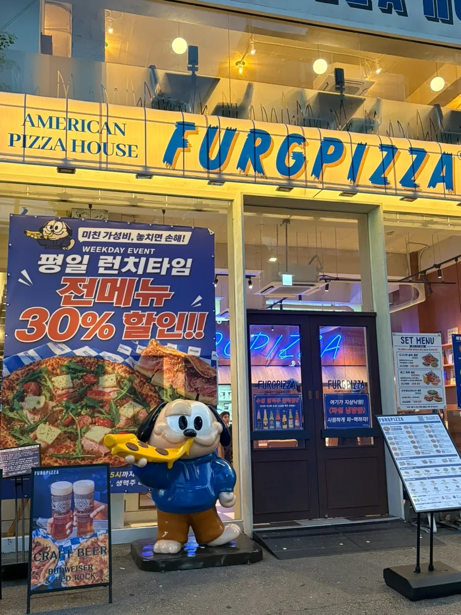 ภาพรวมตึก 3 ชั้นของ Pug Pizza House