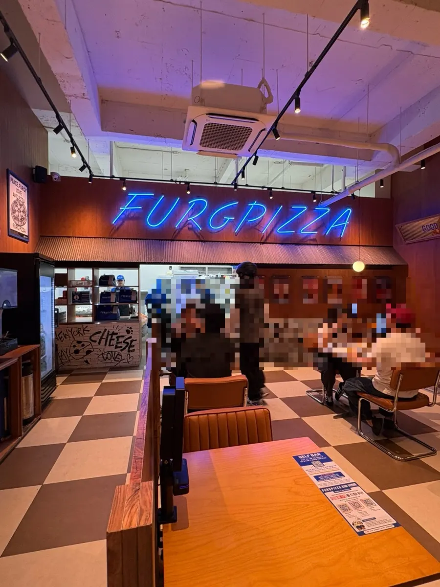 ภายในร้าน Pug Pizza House สาขาซินริมกว้างสบาย