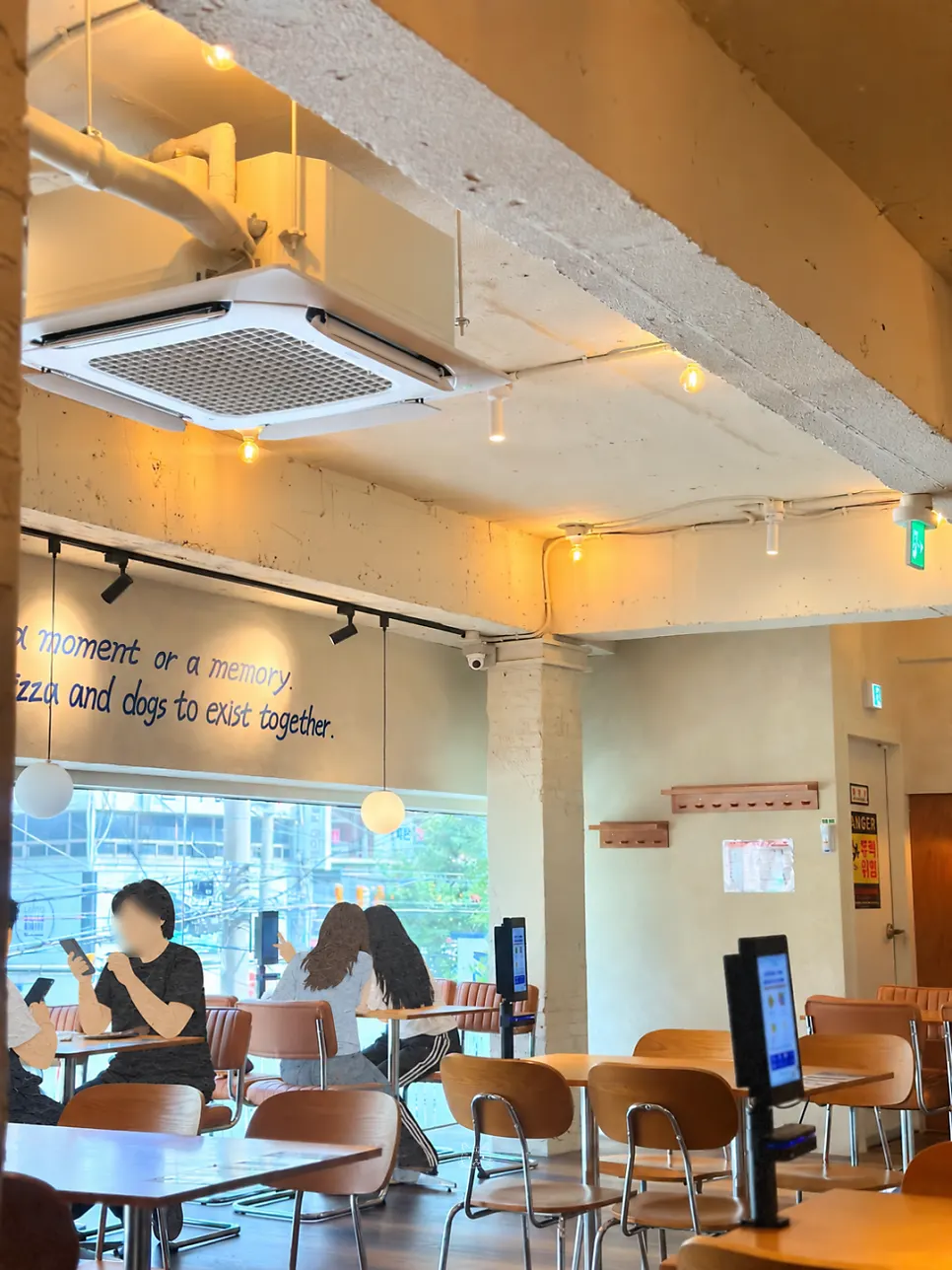 퍼그피자하우스 신림점 실내 전경