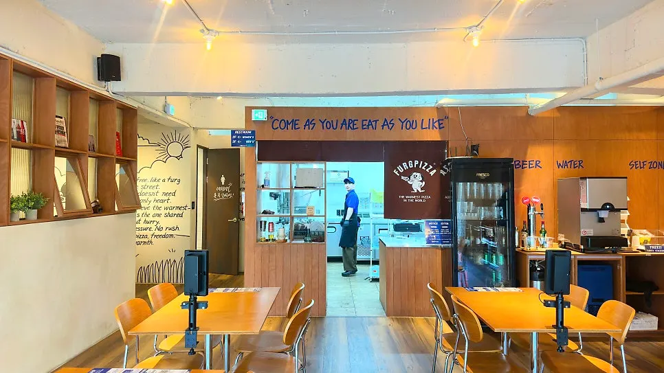 간격을 두고 배치된 2인석과 4인석 테이블