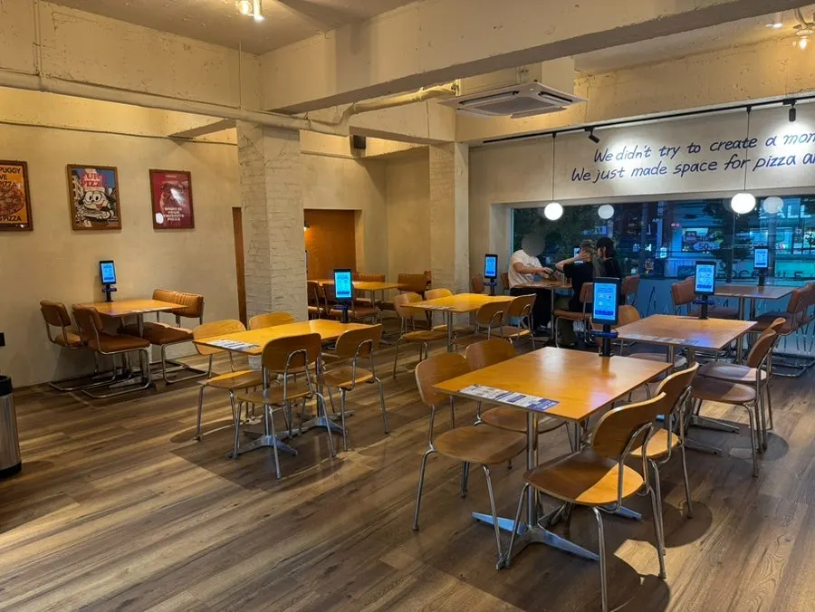 좌석 간격이 여유로운 퍼그피자하우스 2층