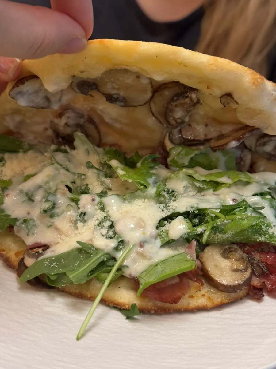 속이 가득 찬 트러플 머쉬룸 베이컨 샌드 단면