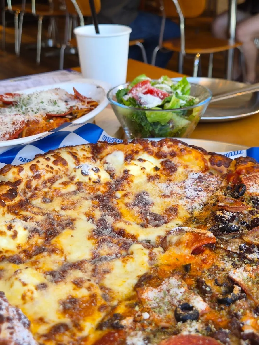 Ảnh dọc bên trong quán Pug Pizza House Sillim Branch
