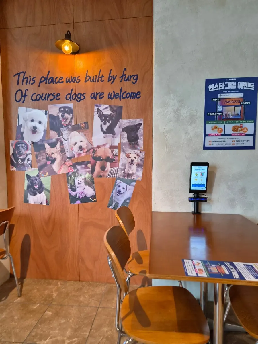 Bên trong khu pet zone tách biệt lối đi với khu thường