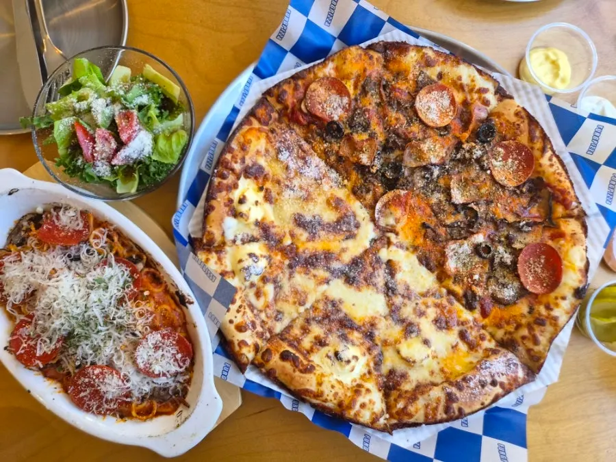 Pizza nửa nửa Mad Max American và Five Cheese