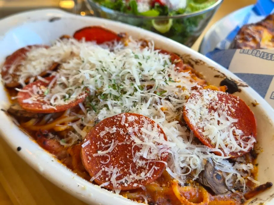 Pasta ragu phô mai phủ đầy phô mai và pepperoni