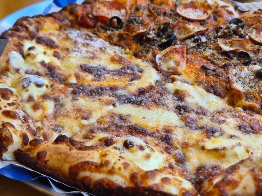 Một miếng pizza Five Cheese nhiều phô mai
