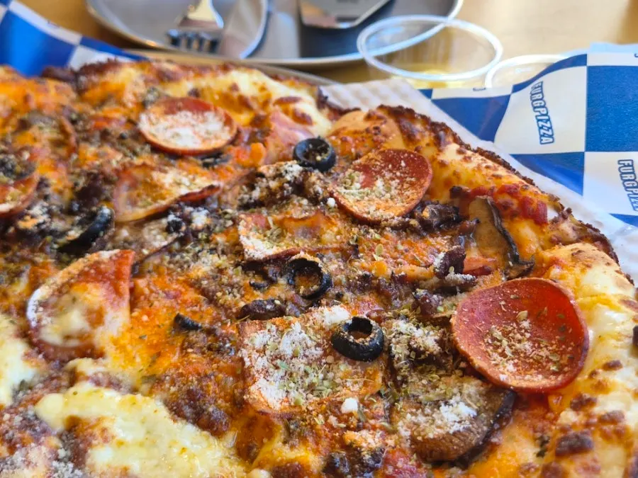 Pizza Mad Max American phủ topping kín mặt