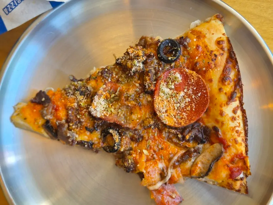 Mặt cắt đế pizza giòn dai
