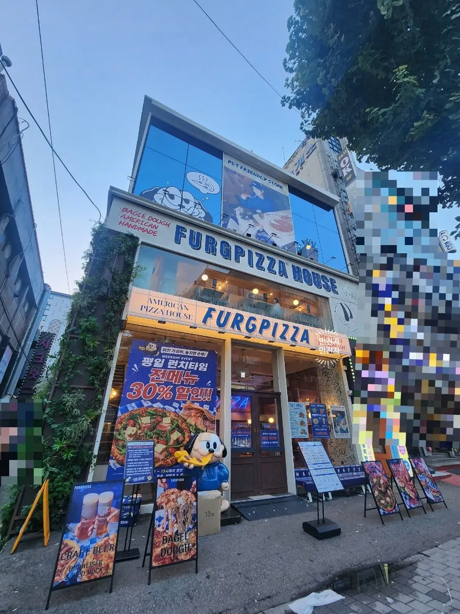Entrance of Pug Pizza House Sillim Branch