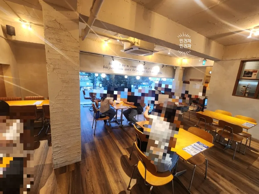 Casual seating divided across floors at Pug Pizza House Sillim Branch
