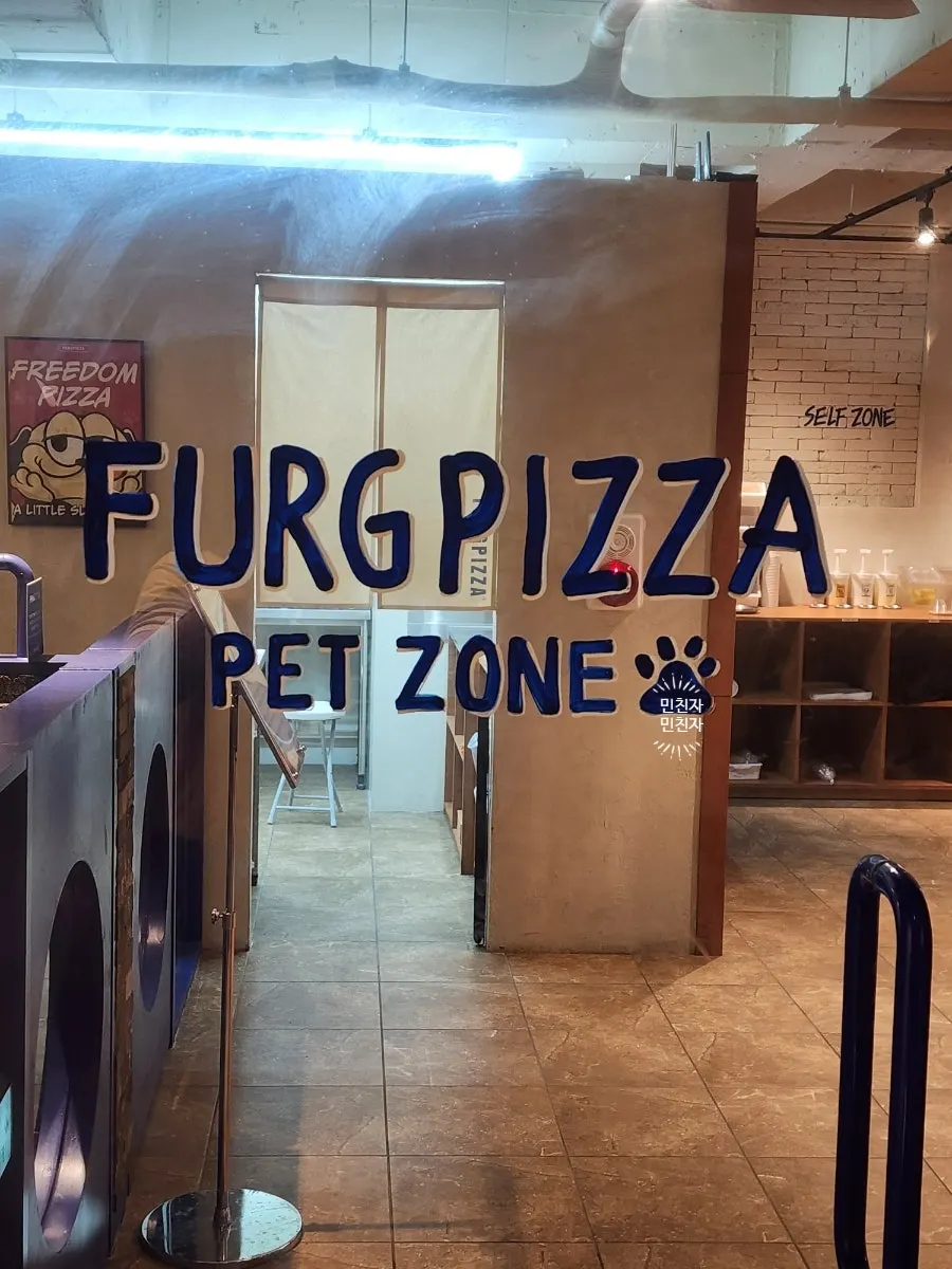 The pet zone taking up the entire 3rd floor of Pug Pizza House Sillim Branch