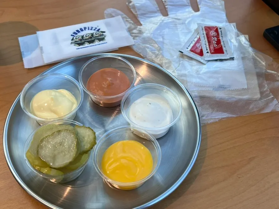 종류별로 담아온 피자 소스와 피클