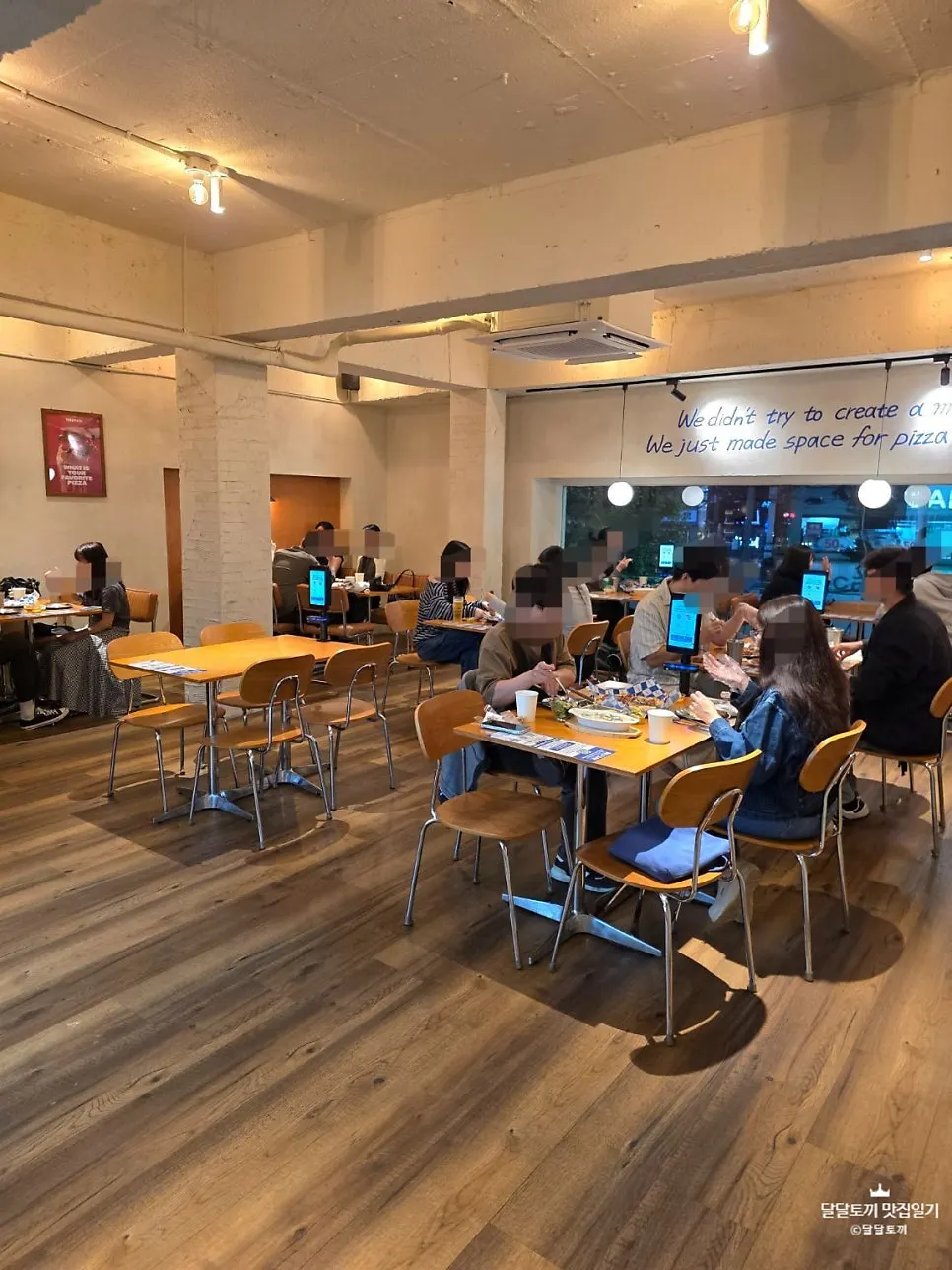계단 옆에 구비된 개모차