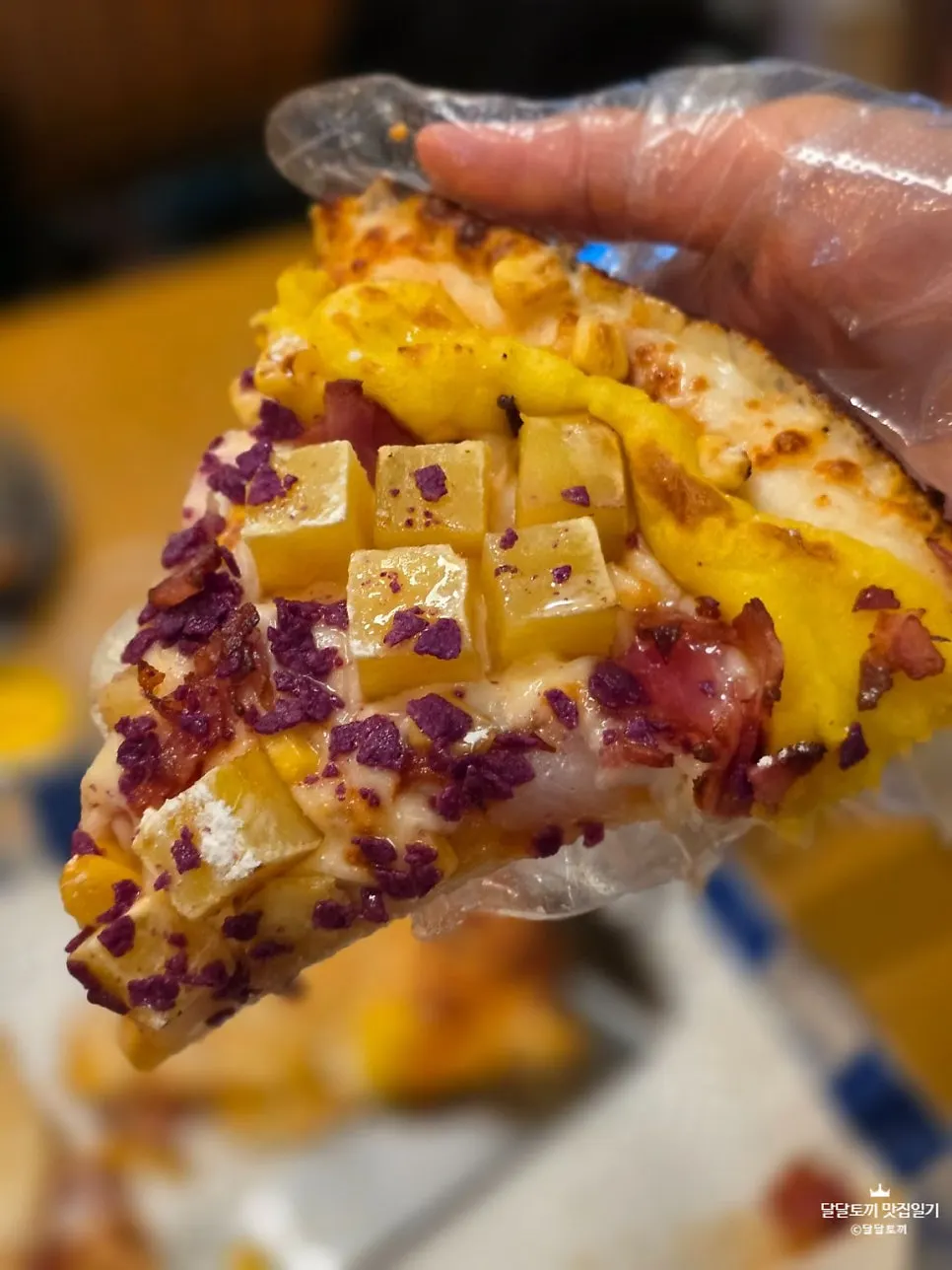 큐브 고구마 토핑이 가득한 크레이지 고구마 피자