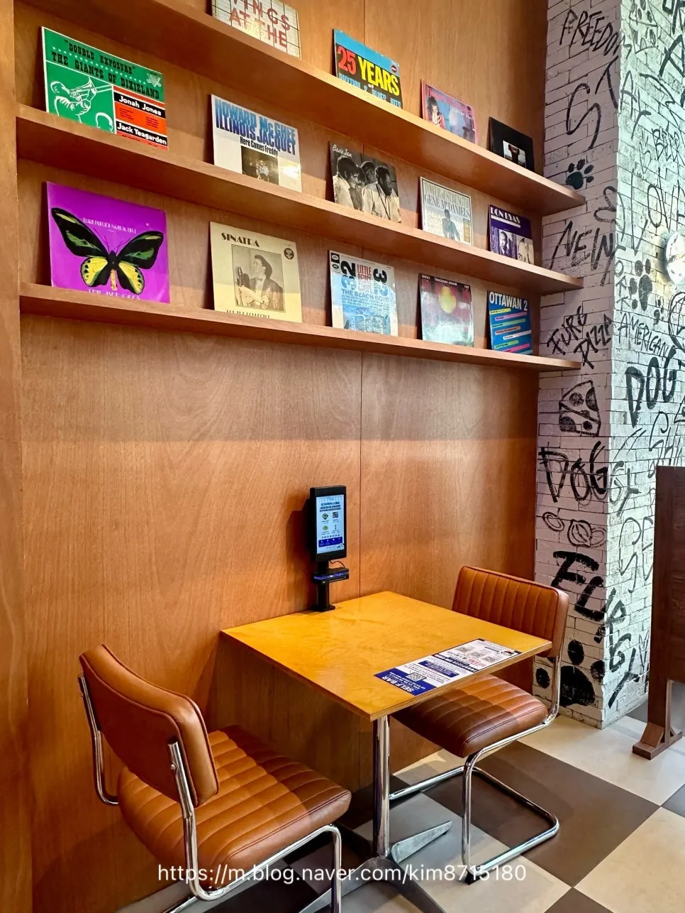 2nd floor group seating table at Pug Pizza House Sillim Branch