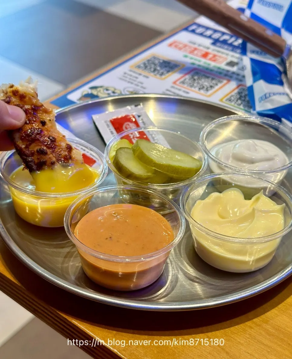 Cheese-milk bagel edge dipped in sauce