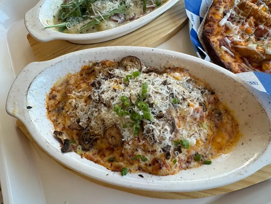 머쉬룸 매콤 크림 치즈파스타 한 접시