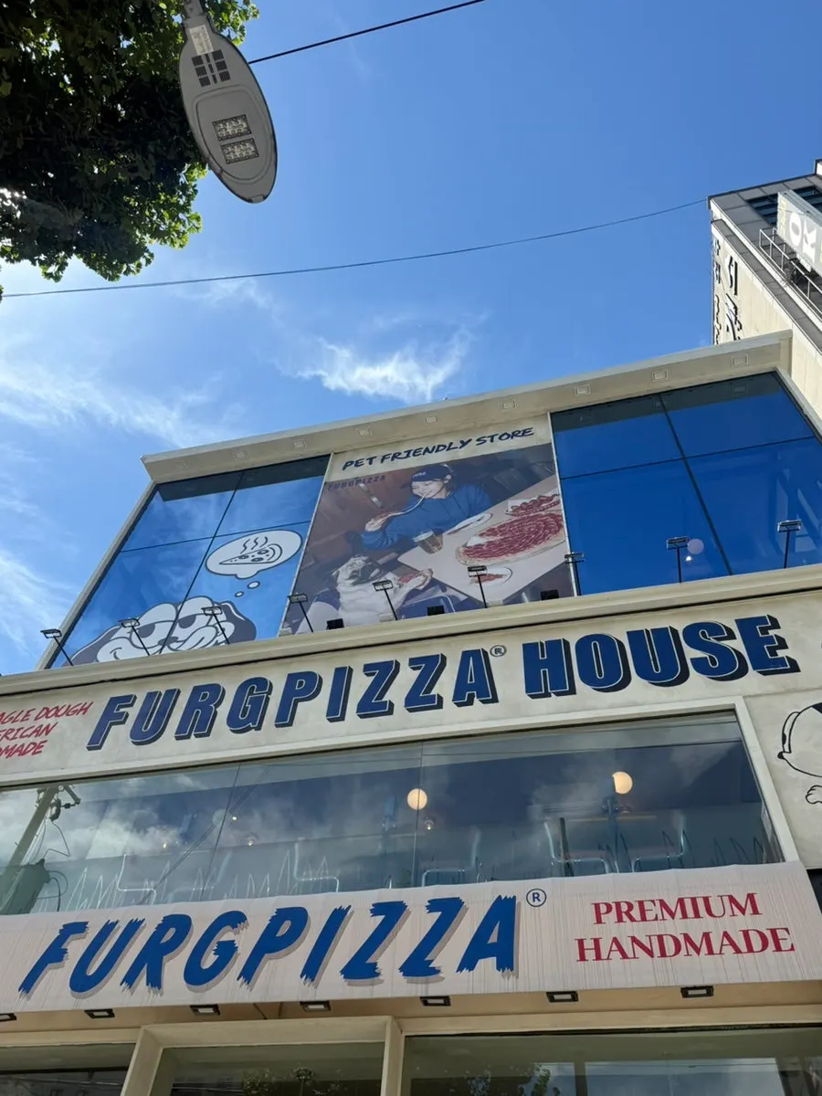 Entrance and signage of Pug Pizza House near Sillim Station