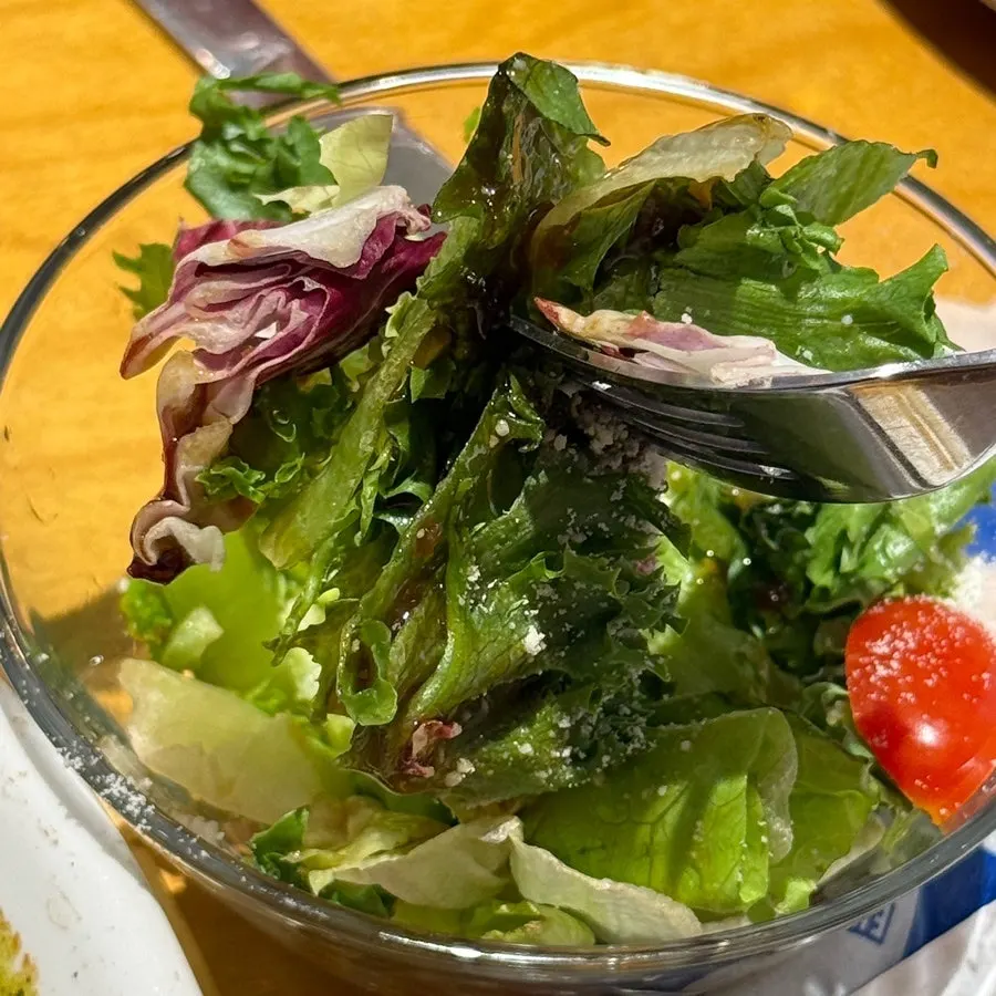 Close-up of the mini salad's fresh vegetables