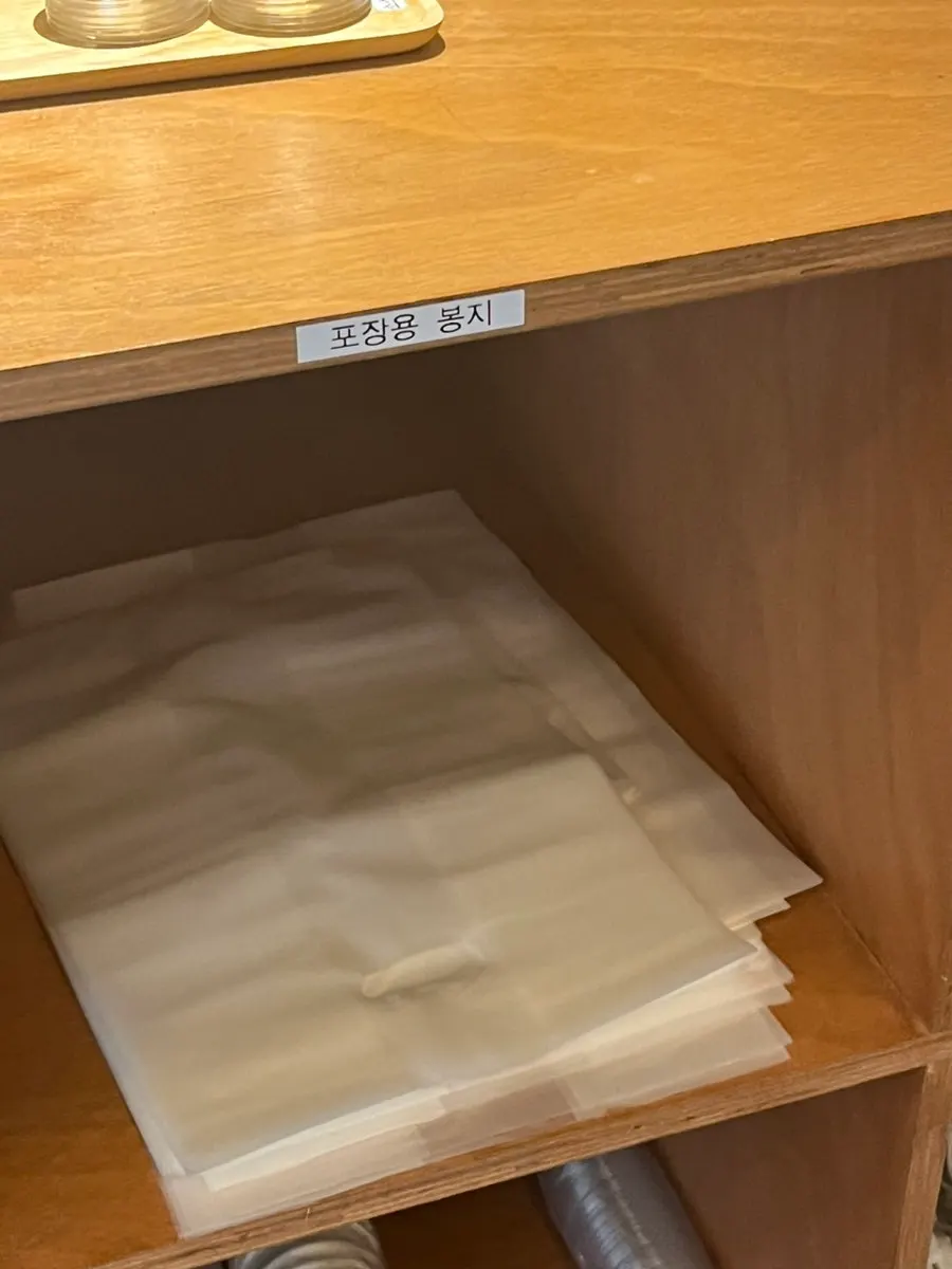 소스를 담아 온 접시