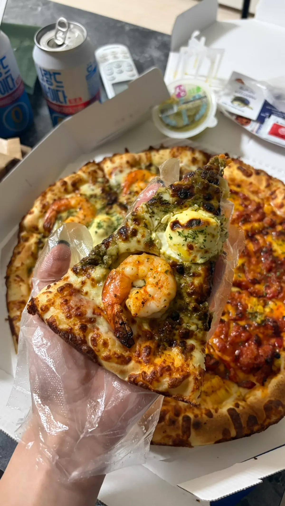 마스카포네 치즈가 올라간 바질 마스카포네 쉬림프 피자