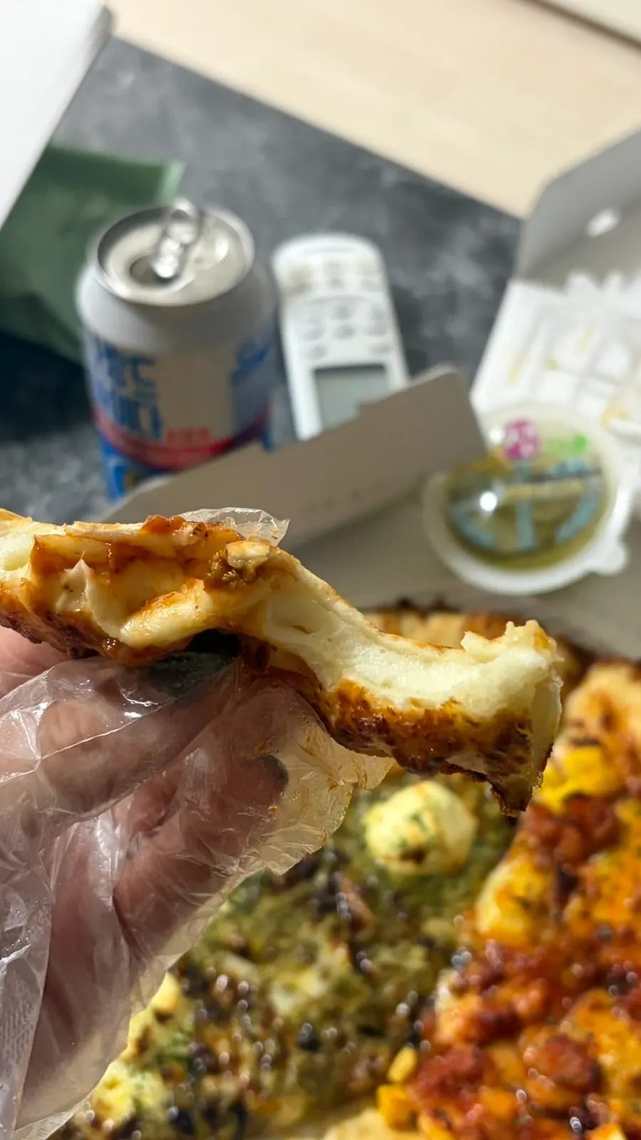반반으로 담긴 피자 한 판